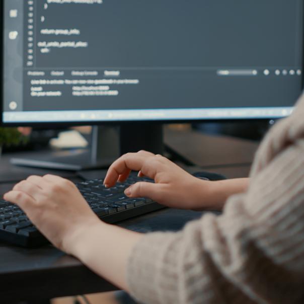 Администратор автоматически получает оповещение об атаке. 
 Через веб-интерфейс он видит группу пакетов данных, из-за которых сработала система защиты, и оперативно принимает 
 меры безопасности.