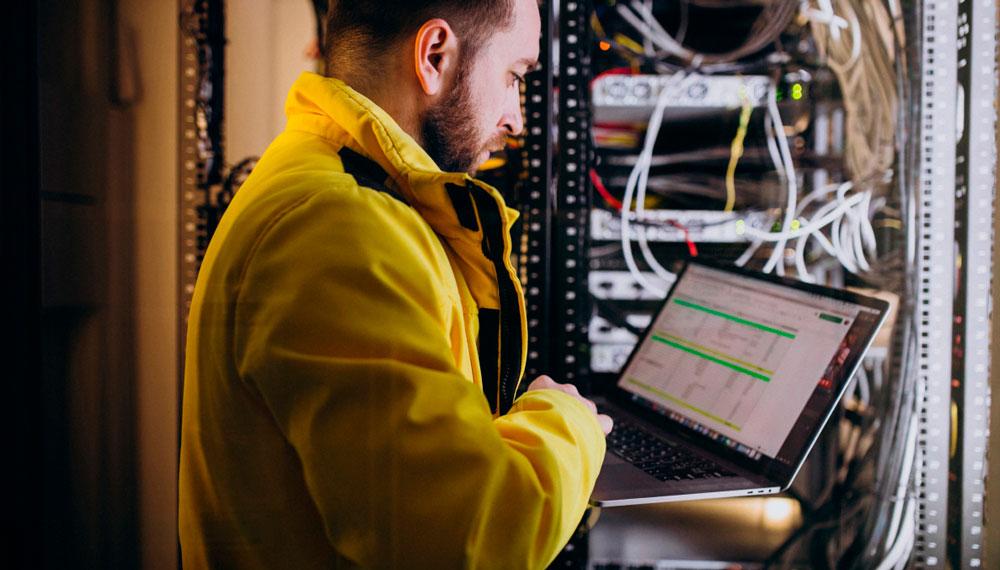 Контролирует работоспособность систем с технической стороны