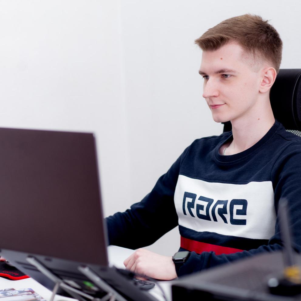 взаимодействует с бизнесом, исследует влияние изменений на хранилище, создаёт новый алгоритм и пишет скрипт, который будет автоматически переносить данные в место назначения.