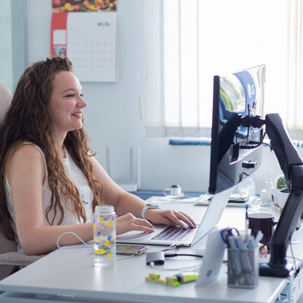 на основе прототипа ТЗ, полученного от системного аналитика, реализует технически правильный и оптимизированный процесс.