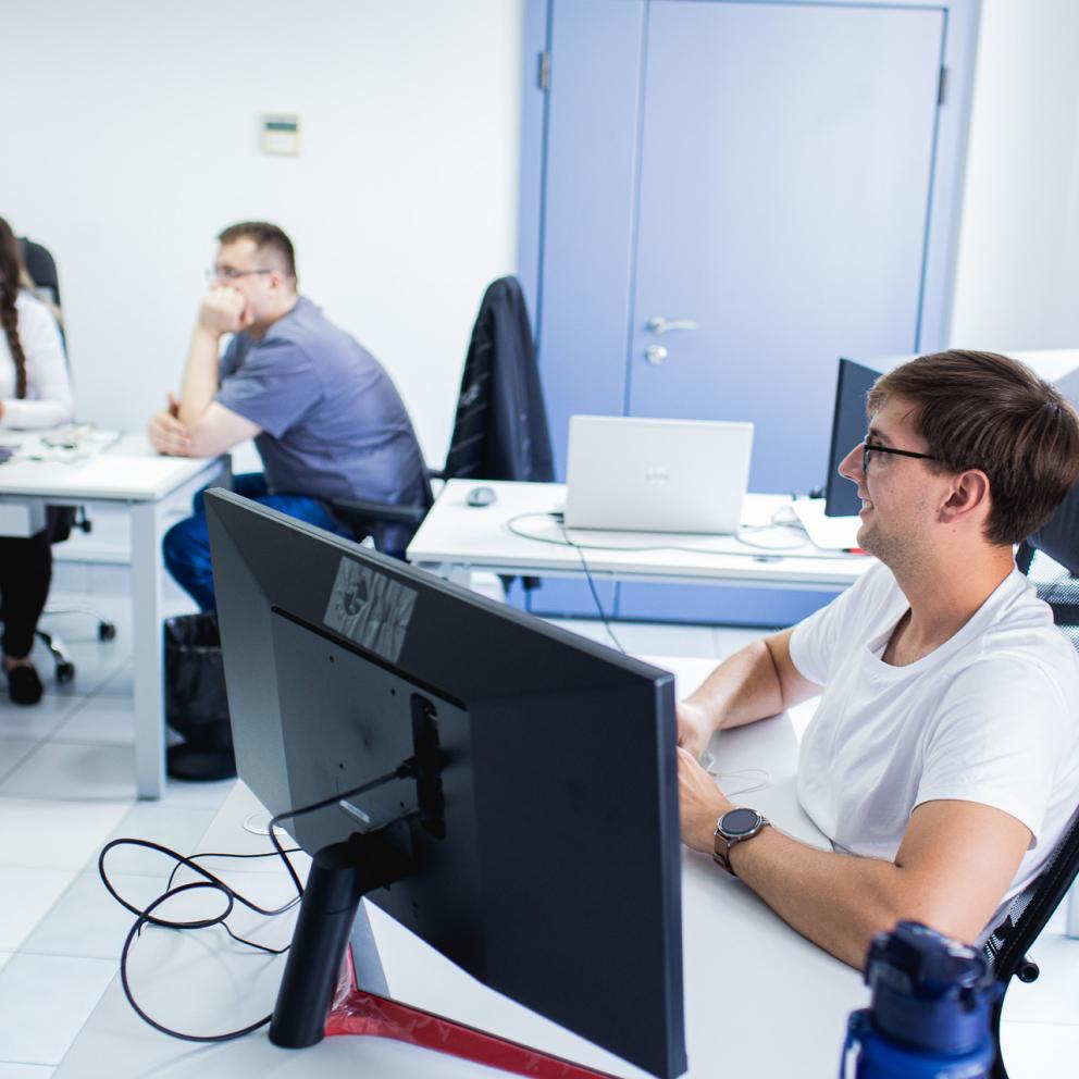 подключается после разработчика, тестирует доработку на тестовом стенде с синтетическими данными и на препродовой среде — с реальными, пишет тест-кейсы.